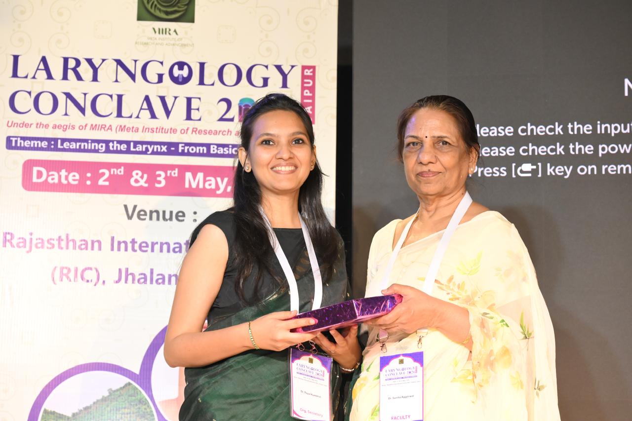 dr payal kumbhat receiving award laryngology conclave